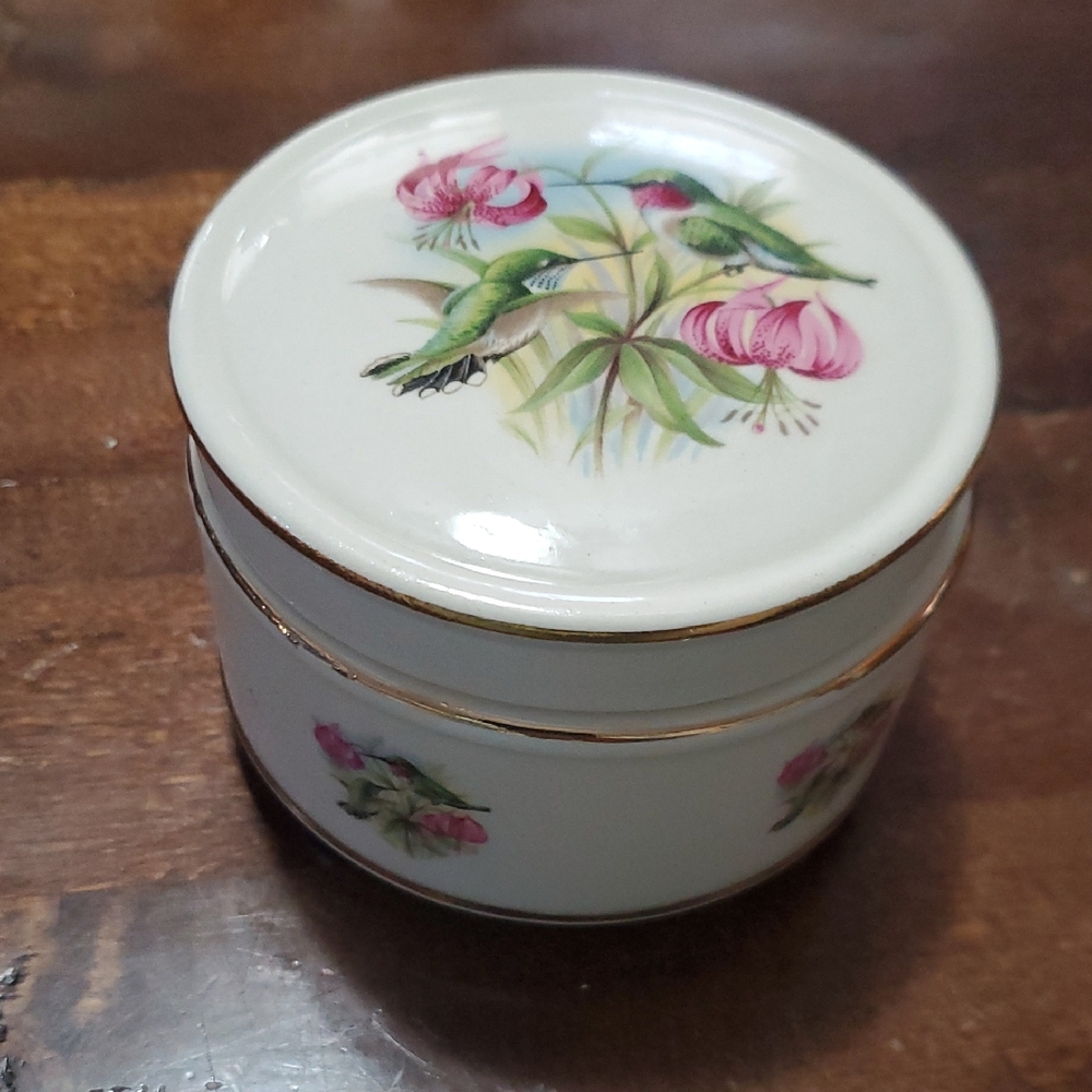 Sadler Humming Bird Design Porcelin Trinket Box. C 1937